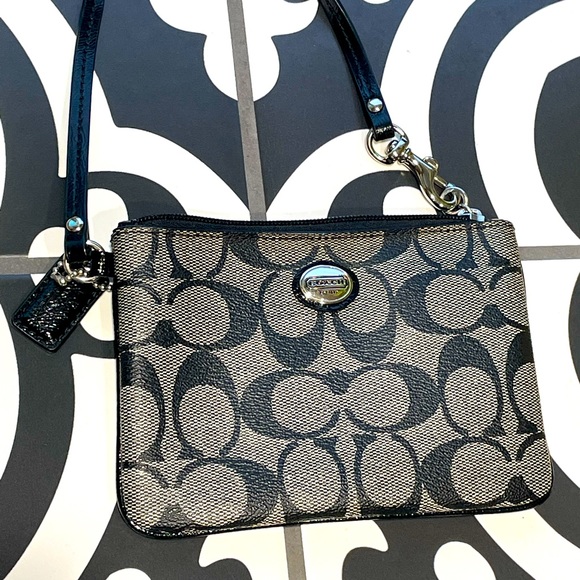 Coach ✨ wristlet - Picture 1 of 1